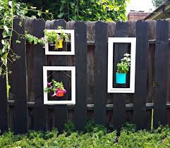Uber 30 Deko Ideen Fur Den Gartenzaun Die Freude Bereiten Zaun Kunst Gartenzaun Ideen Zaun Dekorationen