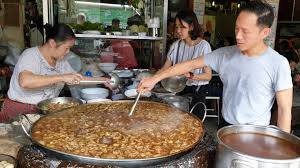 This place is an oasis in the desert. Beef Noodle Soup In Bangkok Has Been Simmering For 45 Years The Salt Npr