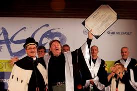 Da bambino vince il concorso l'usignolo d'oro, più tardi si diploma ragioniere. Vasco Rossi