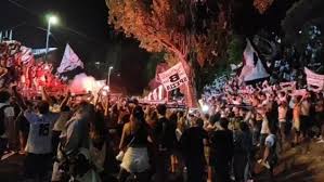 Informazioni turistiche e prenotazione di hotel, bed and breakfast, appartamenti al miglior prezzo garantito per le tue vacanze a la spezia. La Spezia Covid Al Quartiere Umbertino Festa Per La Serie A Sotto Accusa Corriere It
