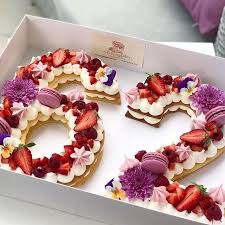 גיל 62 מעולם לא היה מתוק יותר Gargeran Foodil Biscuit Vanilla Strawberry Macarons Chocol Number Birthday Cakes Number Cakes Pretty Birthday Cakes