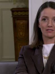 Sina-Valeska Jung über ihre AWZ-Rolle: "Sie ist ein machtbesessener Mensch"