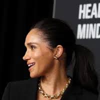 Meghan Markle Cium Bibir Pangeran Harry di Depan Publik, Langsung Disoraki  Penonton