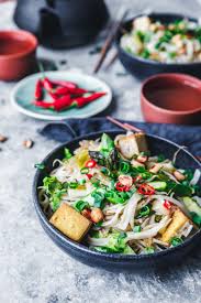 Pad Thai Mit Grunem Spargel Und Tofu Rezept Tofu Asiatische Rezepte Und Spargel