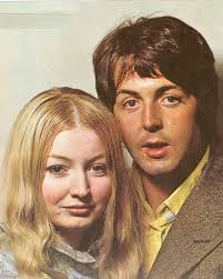 Paul McCartney med Mary Hopkin (september 1968) : r/beatles