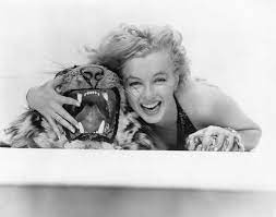 Marilyn monroe had an idea about how to make a major splash while working on an movie. Marilyn Monroe Beruhmte Kunstdrucke Fur Deine Wand