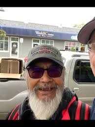 Pat john ( Jessie from Beachcombers) I asked him if I could have a selfie  with him, he obliged. A month later he passed away. : r/lastimages