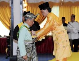 Kepada kapanlagi.com®, kamis (24/10), ibu satu anak ini mendapatkan gelar kehormatan darjah indera mahkota pahang (dimp) dan berhak menyandang gelar datuk. 180 Terima Darjah Kebesaran Sempena Hari Keputeraan Sultan Pahang Semasa Mstar