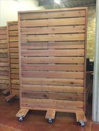 Portable Wood Partition Maybe Make With Slat Wall Visual Merchandising Retail Store Display Lamellenwand Palettenwande Und Raumteiler Holz