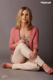 She has portrayed felicity smoak/overwatch in arrow , the flash , dc's legends of tomorrow , and supergirl. Arrow Br Emily Bett Rickards Para Vulkan Magazine Facebook