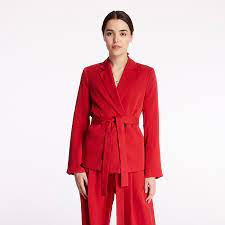 Nabízela dámské a pánské módní kolekce, které navrhoval a vytvářel tým českých i zahraničních módních návrhářů. Coats Pietro Filipi Lady S Jacket Bright Red Footshop