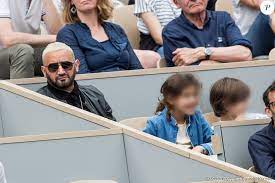 Opération com avec cyril hanouna et ses enfants dans paris match du 17 août 2017 : Cyril Hanouna Et Ses Enfants Lino Et Bianca Dans Les Tribunes Lors Des Internationaux De Tennis De Roland Garros A Paris France Le 31 Mai 2019 C Jacovides Purepeople