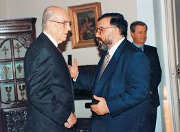 Εμφανώς καταβεβλημένος και σε κακή ψυχολογική κατάσταση ήταν ο ανδρέας μικρούτσικος στην κηδεία του αδερφού του, θάνου μικρούτσικου. 8anos Mikroytsikos H Politikh Drash Kai H Prosfora Toy Ston Politismo In Gr