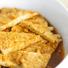 On Decouvre Et On Cuisine Le Tempeh Coup De Pouce Tempeh Recipes Marinated Tempeh