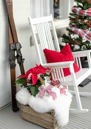 Best porch pot ideas with evergreen branches, berries & pine cones! 25 Inspiring Outdoor Holiday Decor Ideas