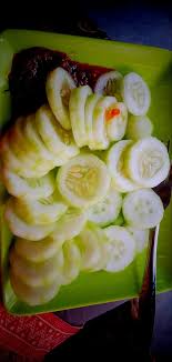 Ulek cabe, bawang putih, kurma, dan garam. Lotis Timun Timun
