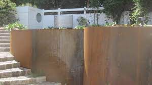 Hier sind natürliche modellierungen vorhanden, die im ebenen gelände eine. Geschwungene Corten Stahl Wande Fur Den Garten