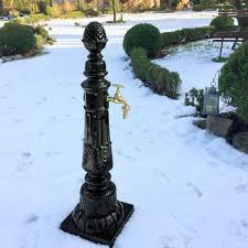 Ausgesuchte wasserspeier und brunnen in verschiedenen stilen. Nostalgie Zapfstelle Gartenbrunnen Mit Wasserhahn Gartenbrunnen Saulenbrunnen