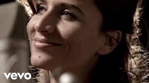 C'e' gente che ama mille cose e si perde per le strade del mondo io che amo solo te io mi fermerò e ti regalerò quel che resta della mia gioventù. Chiara Civello Io Che Amo Solo Te Videoclip Ft Chico Buarque Chords Chordify