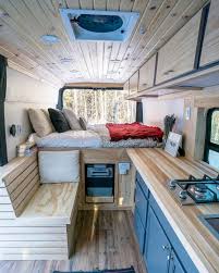 L Immagine Puo Contenere Salotto E Spazio Al Chiuso Campervan Interior Van Conversion Interior Van Life