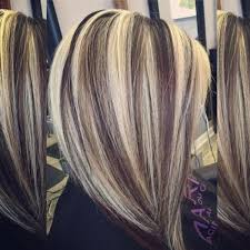 Zu dirndl und lederhosen gehört auch eine passende frisur! Blonde Strahnchen Kombiniert Mit Schwarzer Haarfarbe Blonde Haare Mit Strahnen Haare Selber Blondieren Haare Blond Farben