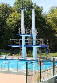 le creusot 71 saone et loire france piscine du parc fosse a plongeon et plongeoirs photo prise et aimablement trans france piscine le creusot piscine