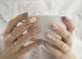 2 uñas decoradas con brillantes. Que Tipos De Manicuras Existen Blog De Timbrit