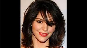 In medium hairs the curly work should be light and well programmed, so that the contours fit well together. Layered And Outward Feather Cut Hair Style Video Dailymotion