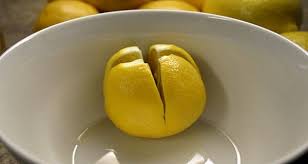 Coupez Un Citron Et Mettez Le Sur Votre Table De Chevet Voici Pourquoi Citron Bienfaits Remedes De Sante Produits De Sante