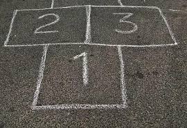 Hay juegos de siempre, juegos clásicos a los que han jugado niños de todas las generaciones y los juegos de mesa, las cartas o naipes, los juegos de estrategia, el ajedrez. Los 25 Juegos Tradicionales Mexicanos Mas Populares