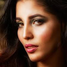 Yo pienso que cada uno puede hacer lo que quiera con su vida. Y si genera  dinero de eso, mejor. Otra cosa es que yo QUISIERA eso para mi pareja o mis