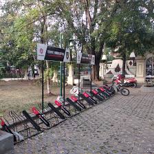 Sore itu, langit solo mendung tebal. Taman Banjarsari Wisata Alam Yang Cantik Di Tengah Kota Solo