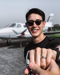 หลังจากอดีตนักแสดงหนุ่มวิก 7 สี กัสเบล พีรกร โพธิ์ประเสริฐ เจอแฟนหนุ่มฝรั่งทำเซอร์ไพรส์ขอแต่งงานไปแล้วที่เมืองนิวยอร์ก สหรัฐอเมริกา เมื่อ. Jhjoekymkfblm