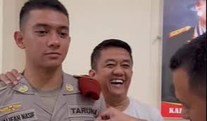 Taruna Akpol Tampan Khalifah Nasif Diapit Para Perwira Polisi Sampai  'Disayang-sayang', Netizen: Berkharisma Calon Adhi Makayasa