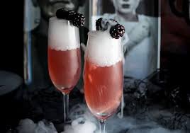 Voici 10 cocktails rapides à concocter à la maison pour les party improvisés et tous les ingrédients que vous devez avoir sous la main en tout temps! 15 Idees De Cocktails D Halloween Ensorcelants Elle A Table