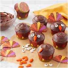 We obtained the ideas for our 'thanksgiving dinner' theme from different examples of using a wide round decorating tip, frost the cupcake in a circular motion. Thanksgiving Turkey Cupcake Decorating Kit Wilton