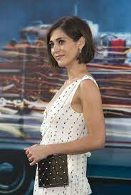 Actress elizabeth anne lizzy caplan was born in los angeles, california, to barbara (bragman), a political aide, and richard caplan, a lawyer. More Pics Of Lizzy Caplan Bob 1 Of 28 Lizzy Caplan Lookbook Stylebistro