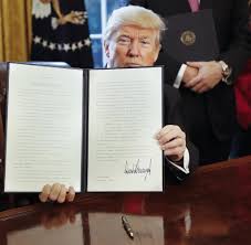 Trumps verzögerte unterschrift des 5500 seiten umfassenden gesetzespakets hat allerdings. Vollmachten Dekrete Erlasse Ubersicht Uber Trumps Machtinstrumente Welt