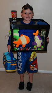 Einfache Halloween Kostume Ein Aquarium Aus Alten Karton Und Pluschfische Darin Halloween Kostume Kinder Halloween Kostum Schnelle Halloween Kostume