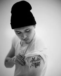 Brooklyn beckham's tattoos that you can filter by style, body part and size, and order by date or score. Xxl Drache Brooklyn Beckham Prasentiert Neues Tattoo Promiflash De
