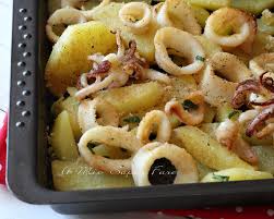 Dopo i 15 minuti girate le patate e spolverizzate con il rimanente pangrattato, rimettete in forno per altri 5 minuti. Calamari E Patate Al Forno Ricetta Secondo Piatto E Contorno