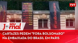 Você professor, que tem o mínimo de decência, dignidade pela sua profissão de mestre. Cartazes Pedem Fora Bolsonaro Na Embaixada Do Brasil Em Paris Youtube