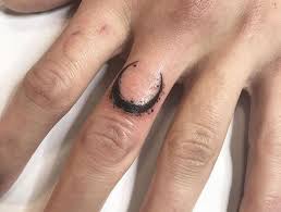 1001 Finger Tattoo Ideen Und Ihre Bedeutung Finger Tattoos Tattoos Cover Up Tattoos