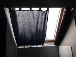 Optimiser les combles permet de gagner en espace de vie mais aussi en rangement car les idées de rangements sous pente sont ultra modulables. 32 Idees De Fenetre Comble Rideau Velux Velux Rideau Fenetre