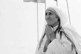 No debemos permitir que alguien se aleje de nuestra presencia sin sentirse mejor y más feliz. madre teresa de calcuta. 20 Frases De Amor De La Madre Teresa De Calcuta