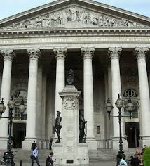 The Royal Exchange London Officially Opened In 1571 By Queen Elizabeth I Who Awarded The Building With It S Royal T Architecture Old Building Old Buildings