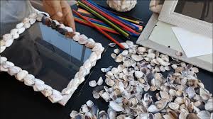 Üstüne deniz yıldızı,deniz kestanesi,deniz taşını yapıştırıyoruz.bayağı bol bir şekilde süslüyoruz. Deniz Kabugundan Dekoratif Cerceve Yapimi Making A Sea Shell Frame Youtube