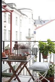 Grossstadtleben Schon Gemacht Kleiner Balkon Mit Holzgarnitur Und Grunen Pflanzen Balcony Balkon Con Immagini Arredamento Balconi Industriale