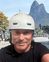 Officer Ed Wild? California Road Patrol?? nã nã nã … Apenas estou  reaprendendo a andar de bicicleta. Fiquei com cara de quem pede: “Show me  your driver's license”