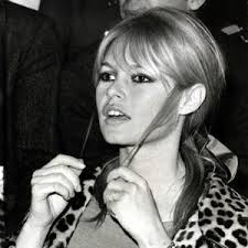 Hey ihr lieben vielen dank für das mega viele und super tolle feedback zu meiner neuen frisur! Brigitte Bardot Beauty Photos Trends News Allure